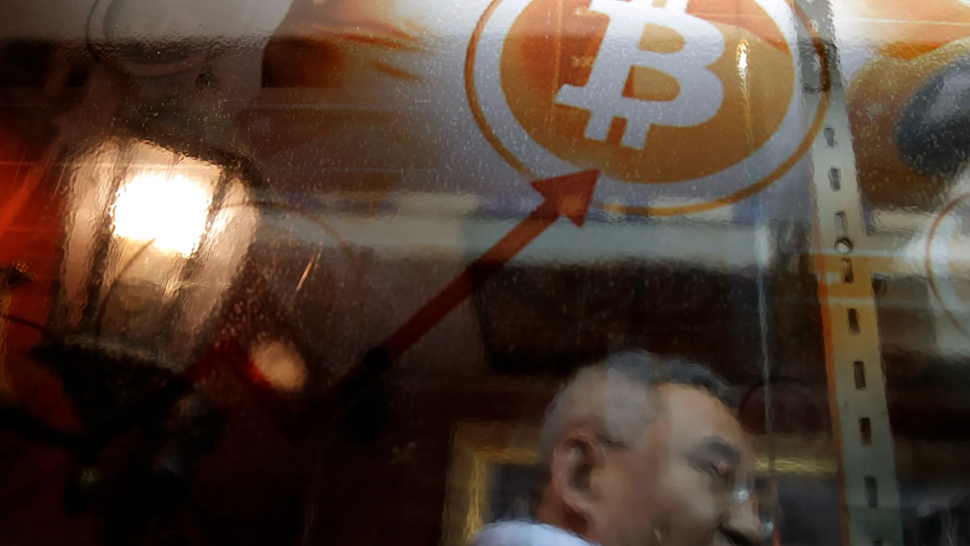 Биткойн вырос более чем на 25% на фоне закрытия коротких позиций и смягчения позиции Вашингтона по криптовалютам