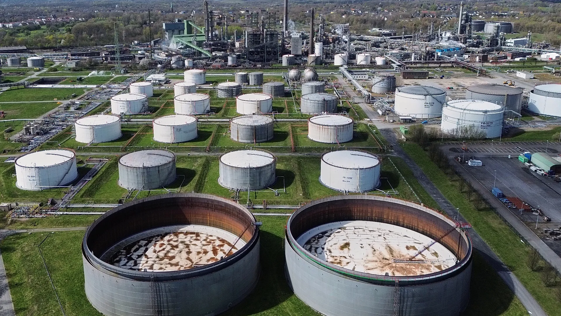 Почему бензин и дизель остаются дорогими, хотя сырая нефть не достигает рекордных уровней