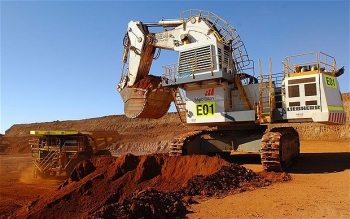 Разработка карьера BHP Billiton BHP Billiton увеличила добычу железорудного сырья на четверть