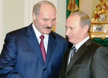 Президент Республики Беларусь Александр Лукашенко и президент РФ Владимир Путин Россия продолжает делать рождественские подарки