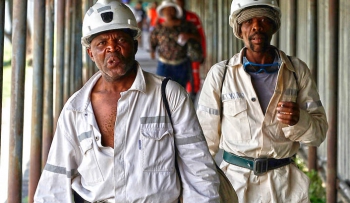 Шахтёры компании Anglo American Platinum (Amplats) В Африке бастуют рабочие платиновой шахты Amplats