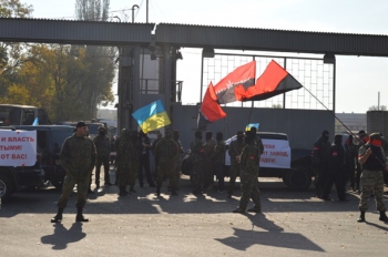 Неизвестные с символикой Правого сектора блокируют Запорожсталь Метинвест опроверг сообщения о завозе в Запорожскую область вооруженных боевиков