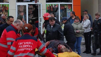 Эвакуация пострадавшего в результате артобстрела в Донецке Донецкий горсовет уточнил информацию о вчерашнем артобстреле