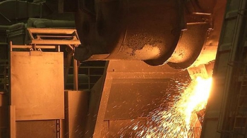 Производство стали на заводе Outokumpu, Финляндия Outokumpu увеличила долю в совместном предприятии с Росатомом