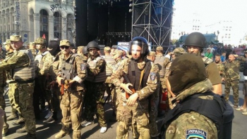 Бойцы батальона Киев-1 поддерживают правопорядок на площади Независимости Украинские силовики начали зачистку Майдана