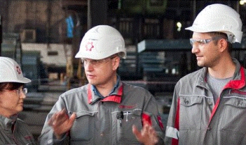 Гендиректор Азовстали дает распоряжения в толстолистовом цехе Мариупольские металлургические заводы работают в обычном режиме