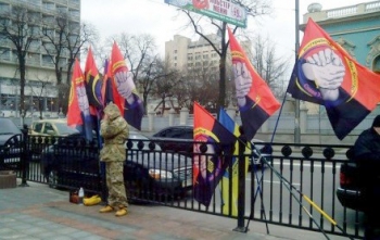 Батальонное братсво пикетирует Верховную Раду СБУ задержала организатора акции протеста под Администрацией Порошенко назвав его шпионом ДНР