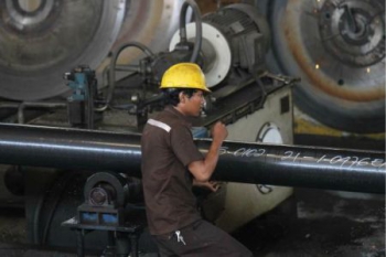 Рабочий на Krakatau Steel. Участок отделки труб Krakatau Steel начала строить два меткомбината в сотрудничестве с Nippon Steel