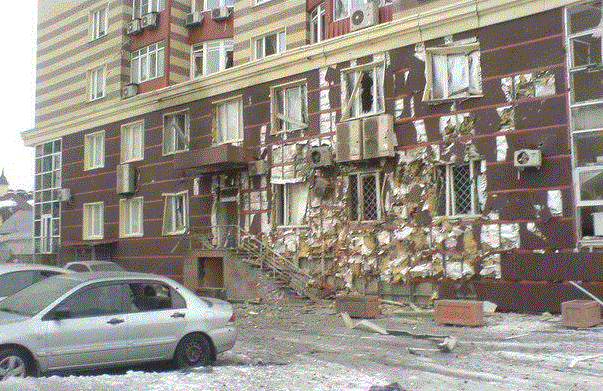 последствия взрыва снаряда в центре Донецка